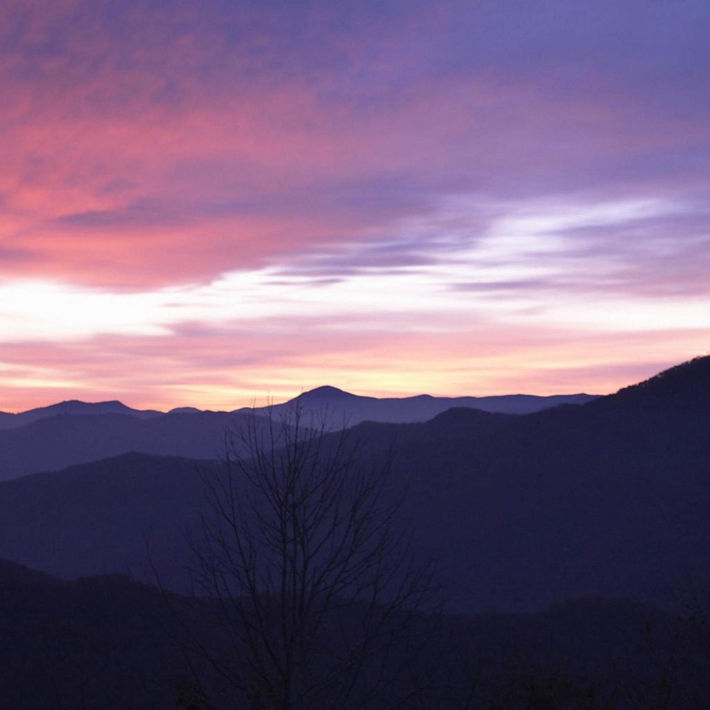 Горы на пурпурном закате