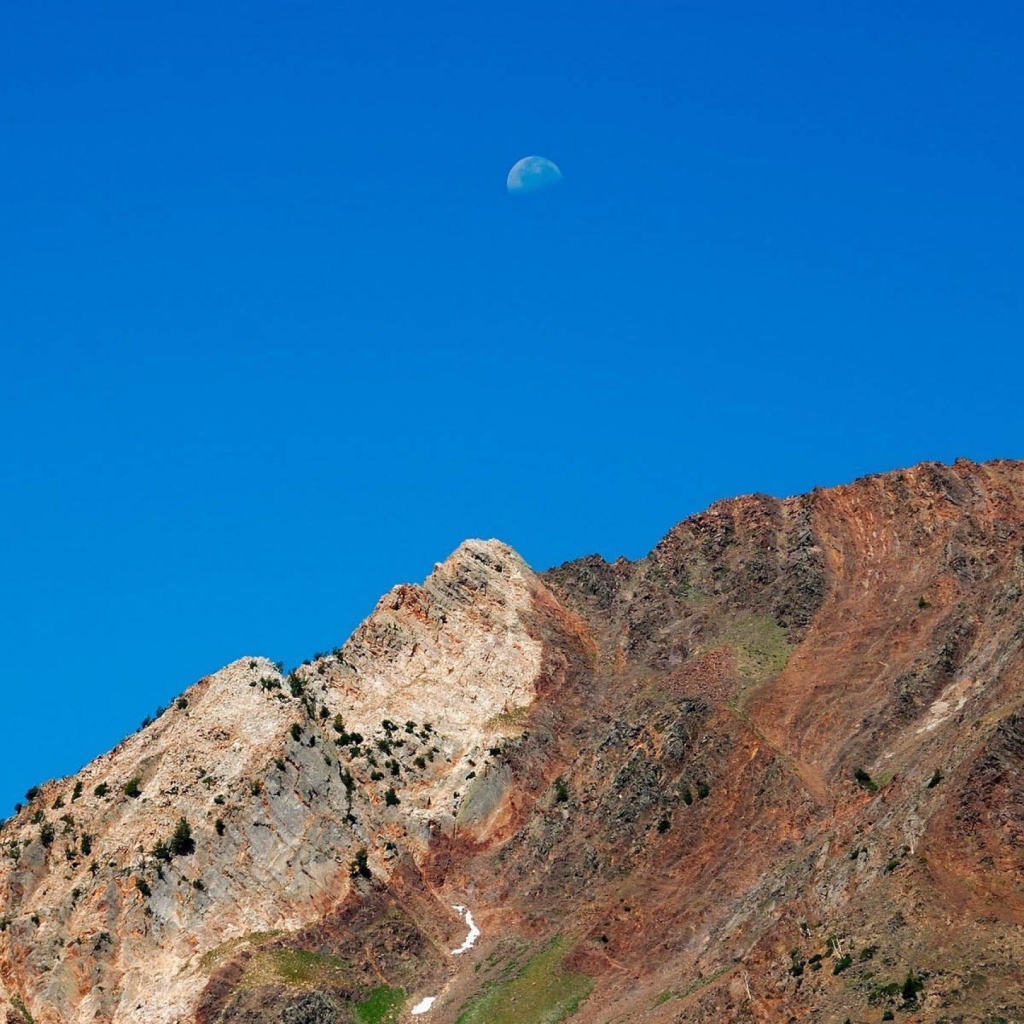 Луна над горами