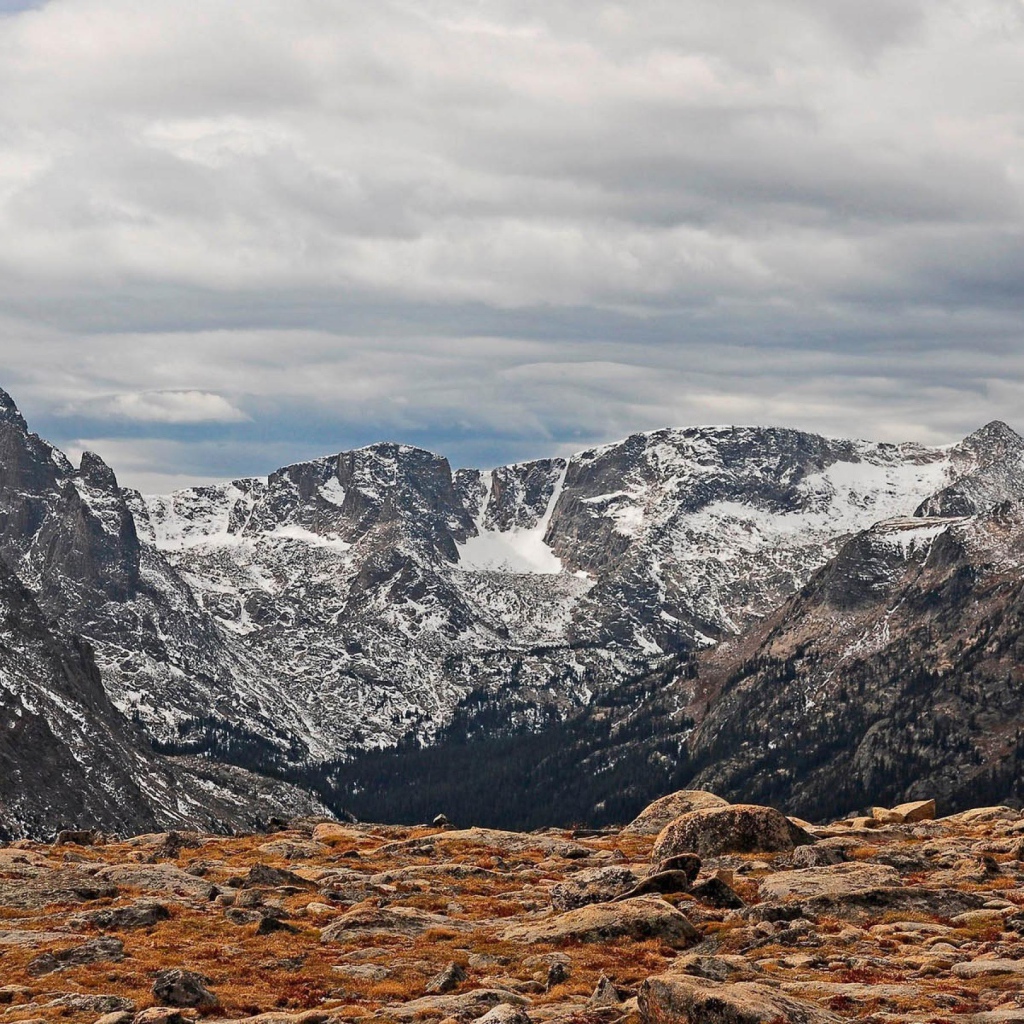Вид на заснеженные горы