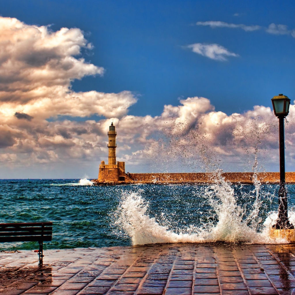Волны и маяк