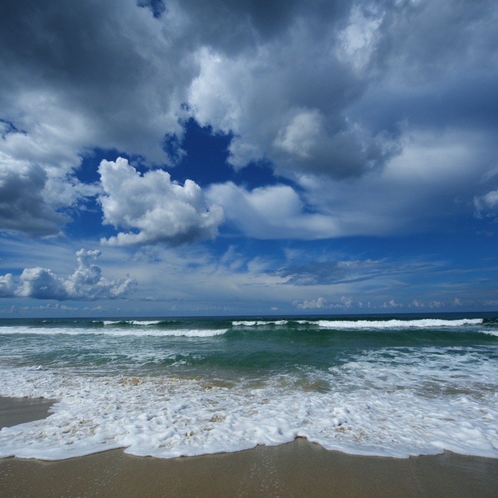 Пляж и облака