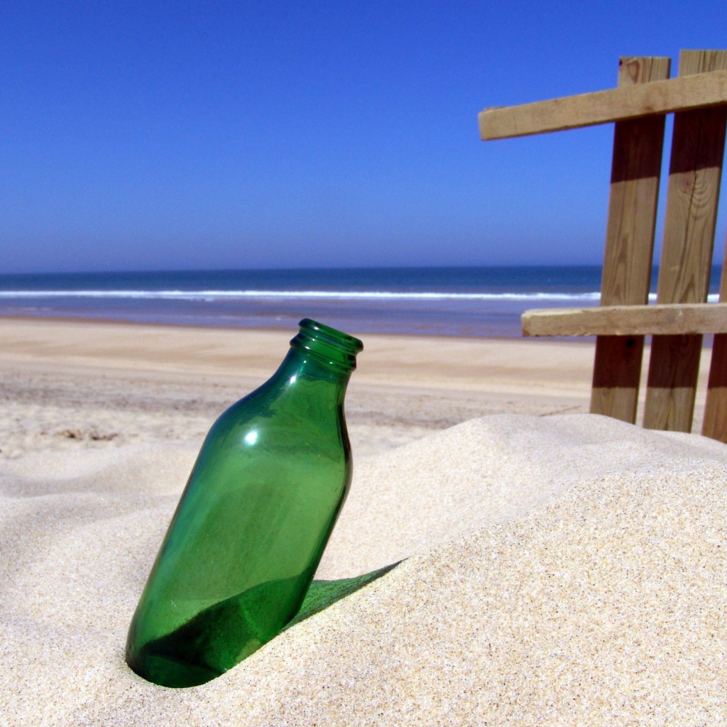 Бутылка в песке