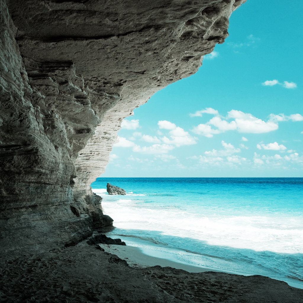 Каменный обрыв на пляже