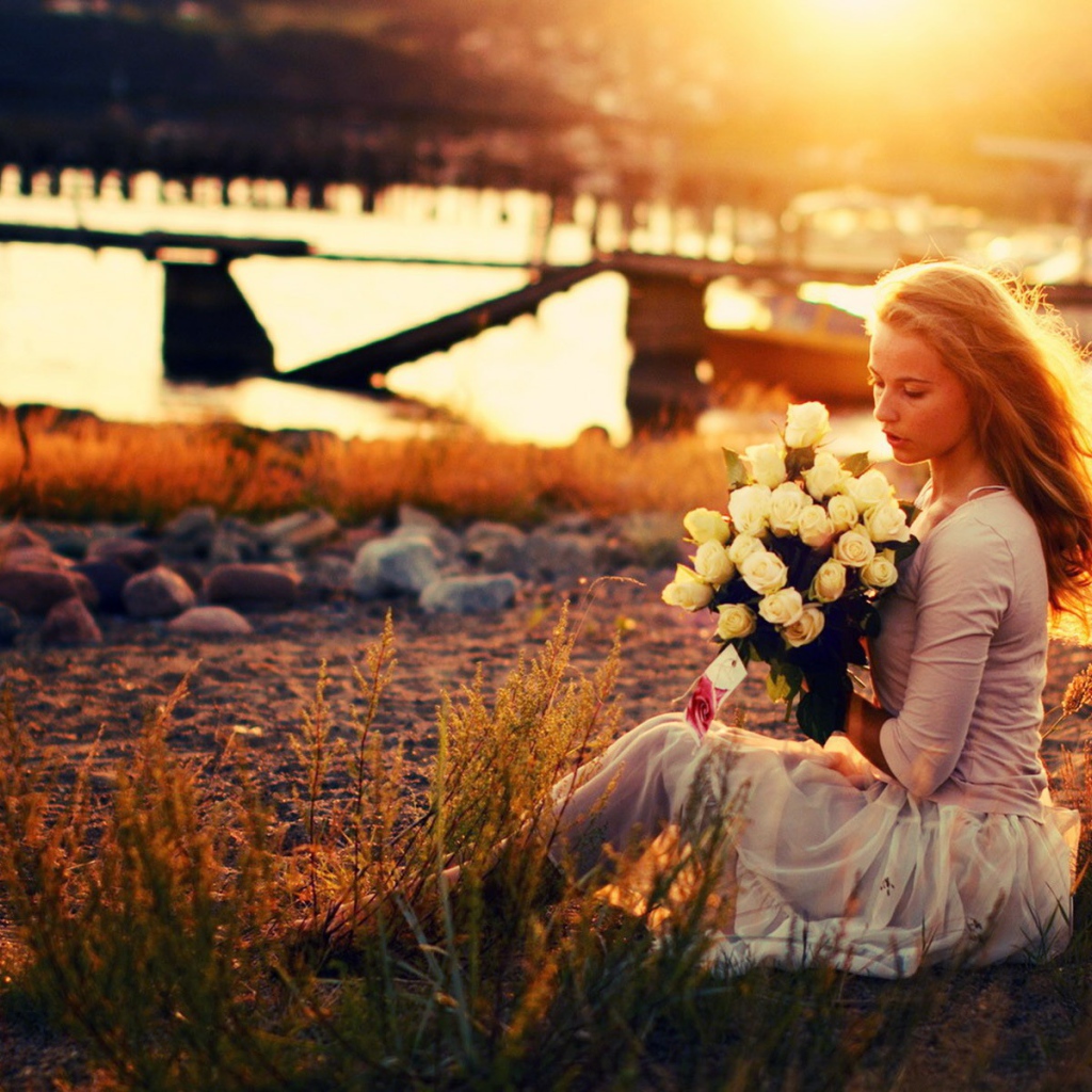 Девушка на природе с букетом роз