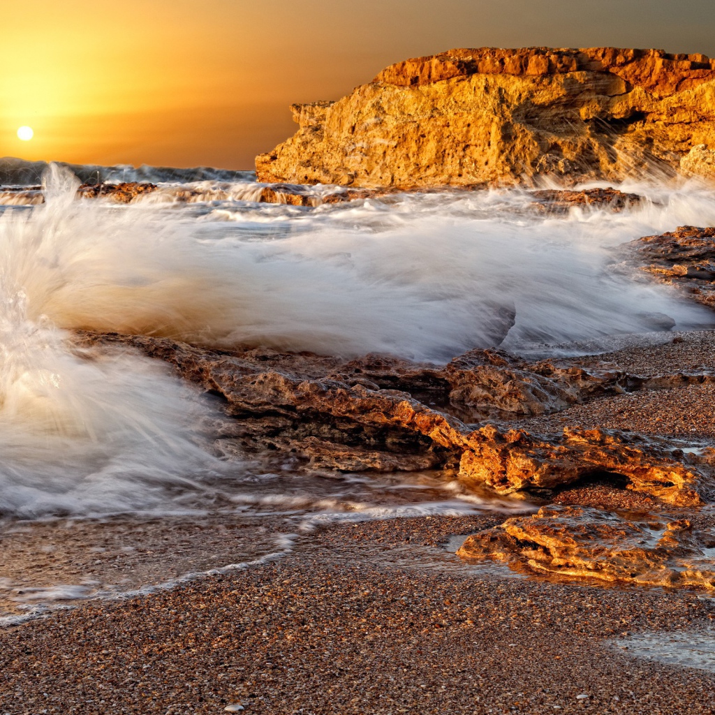 Волны накатывают на пляж