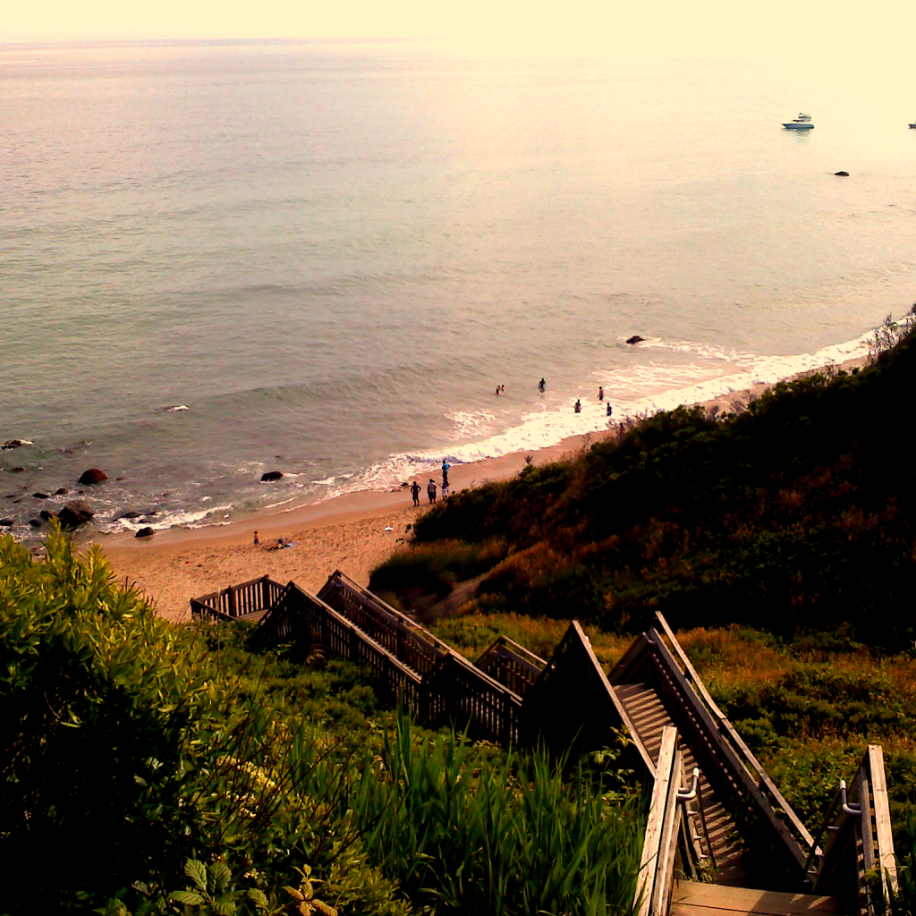 Лестница для спуска на пляж