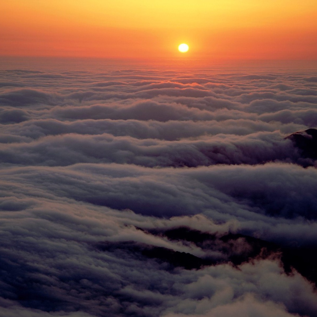 Заход солнца в горах над облаками
