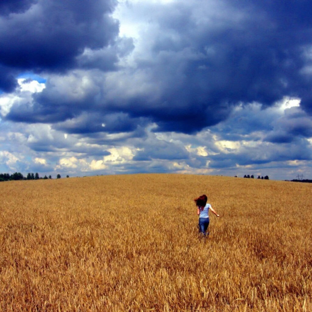 Девушка бежит по полю