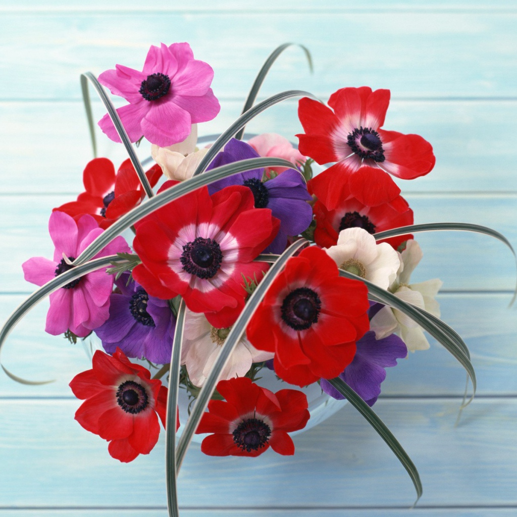 Букет в вазе на полу