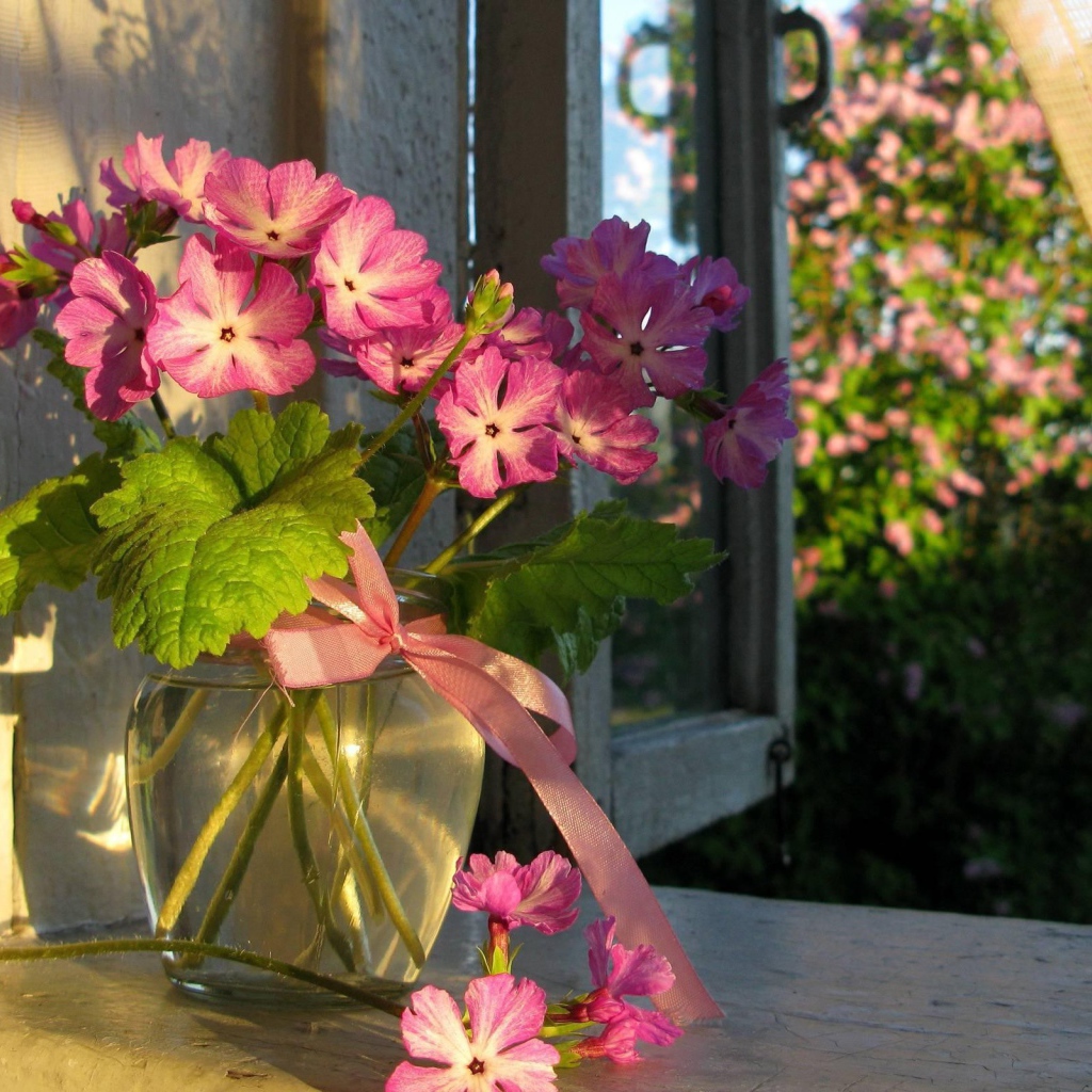 Букет цветов в стеклянной вазе