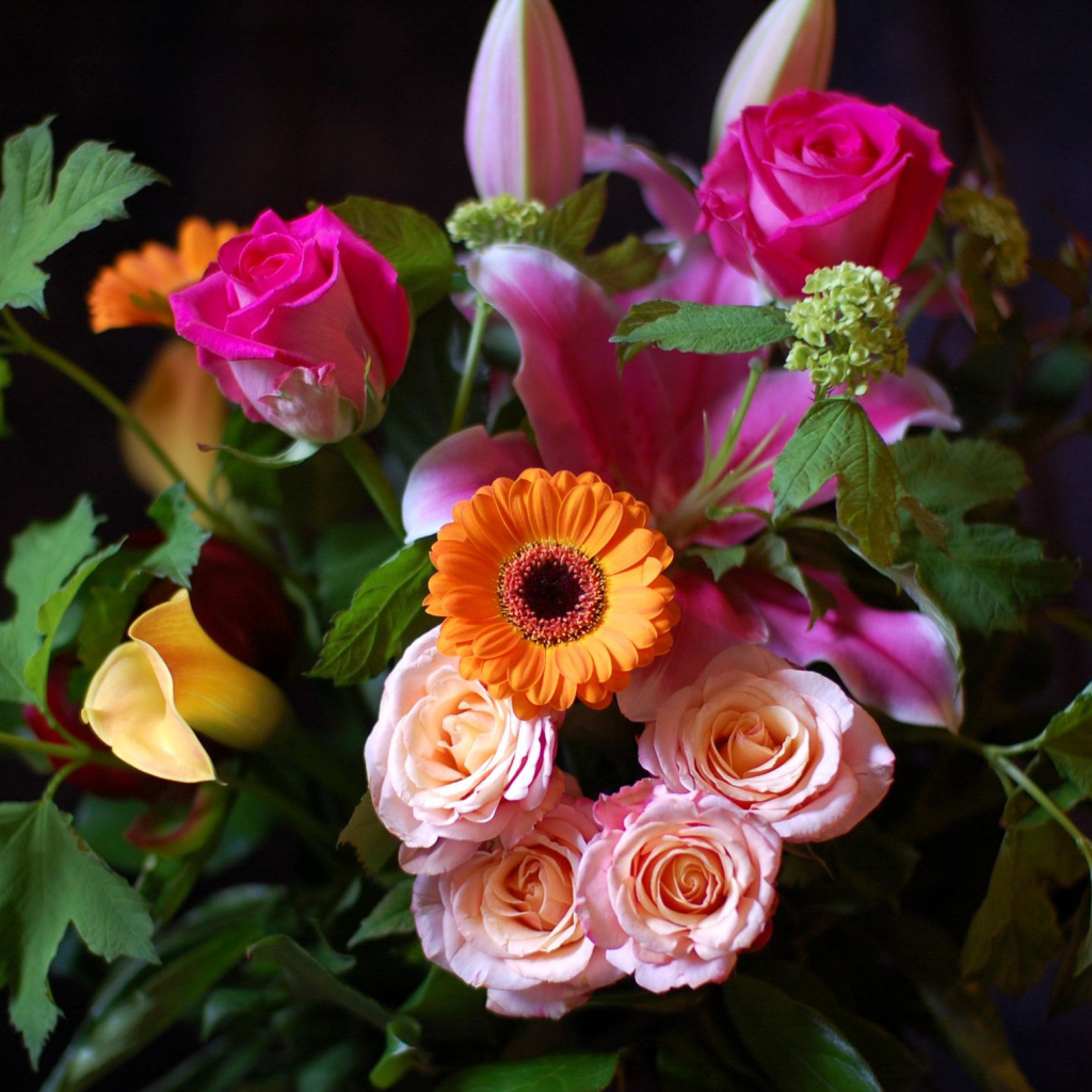 Букет роз с хризантемой