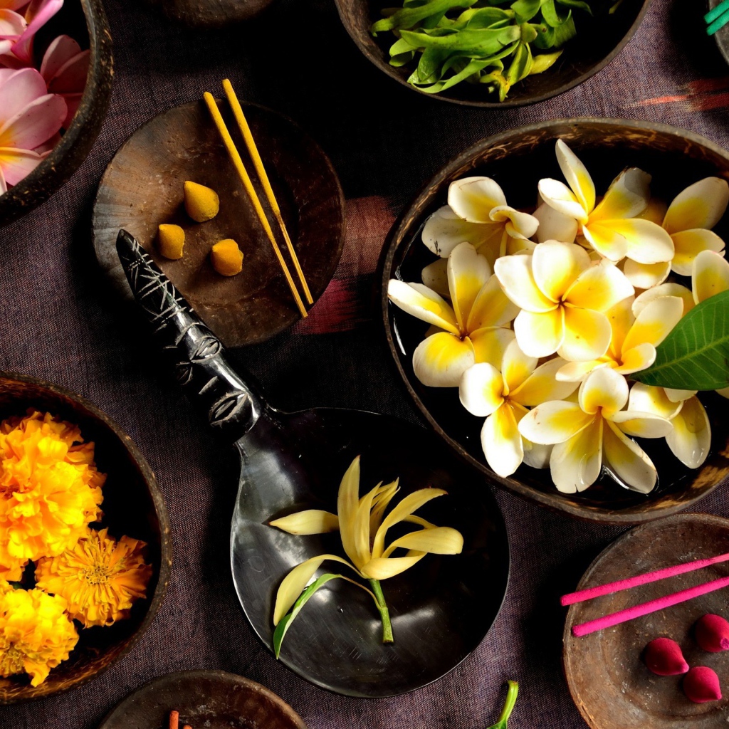 Цветочный гербарий на столе