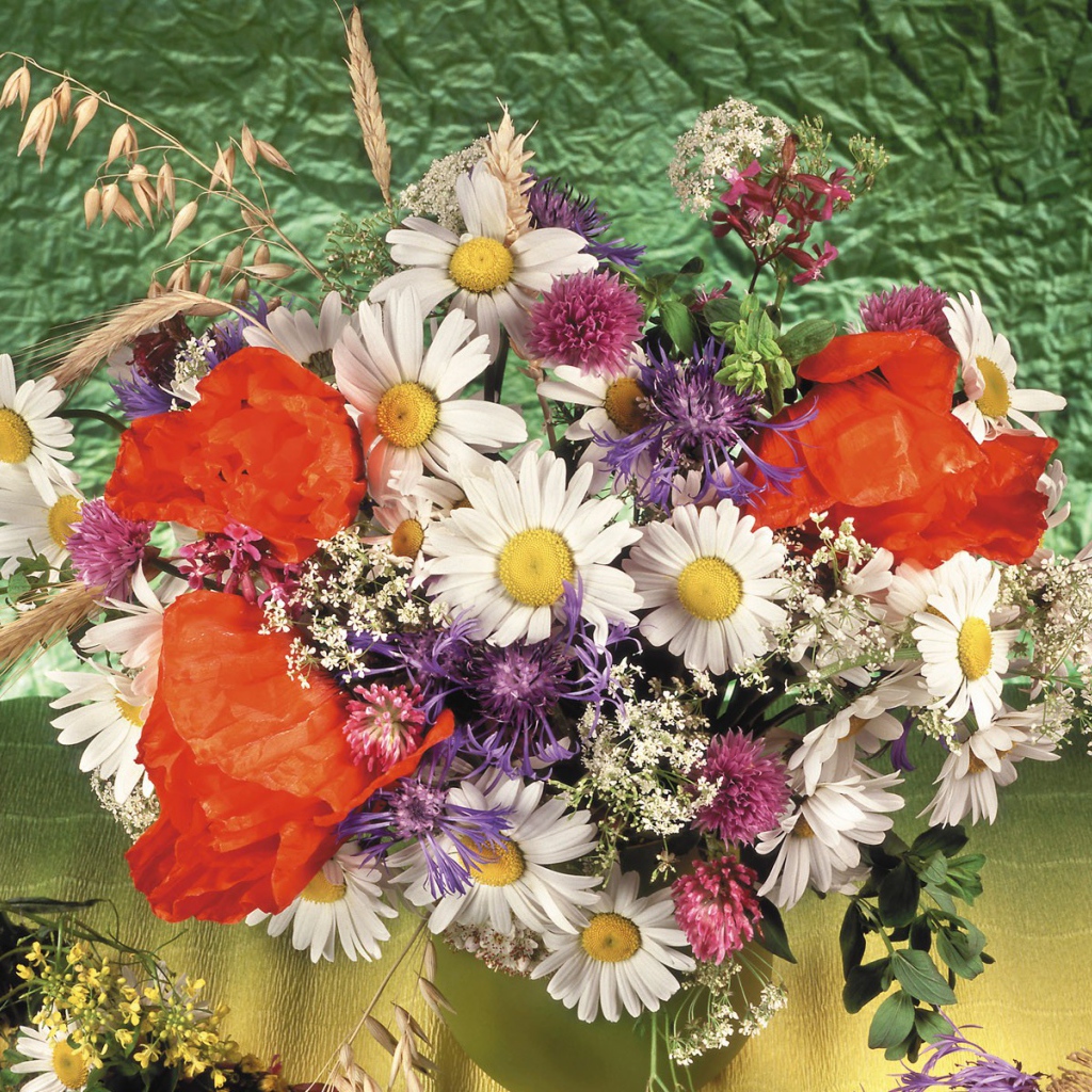 Букет из ромашек и других цветов
