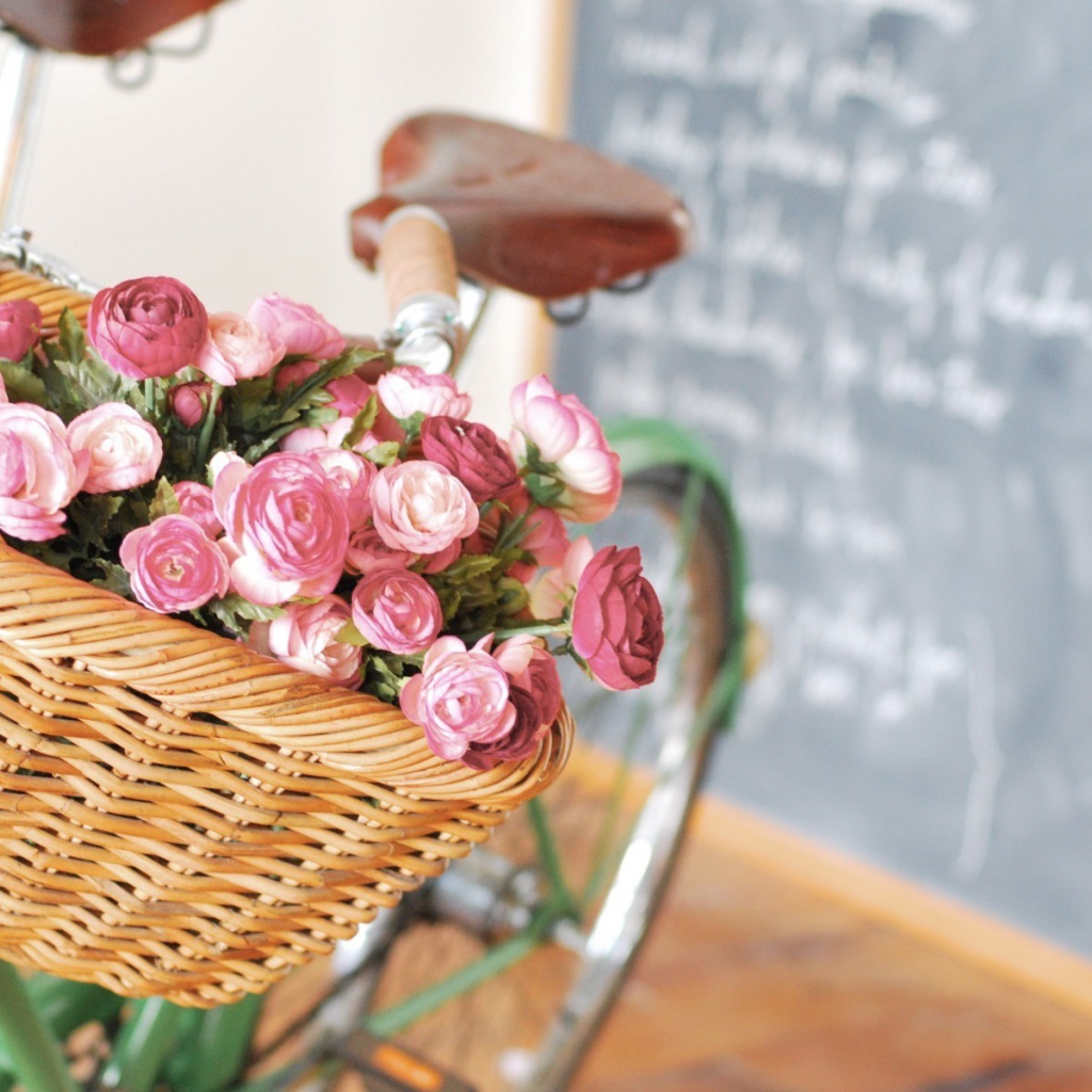 Розы в корзине