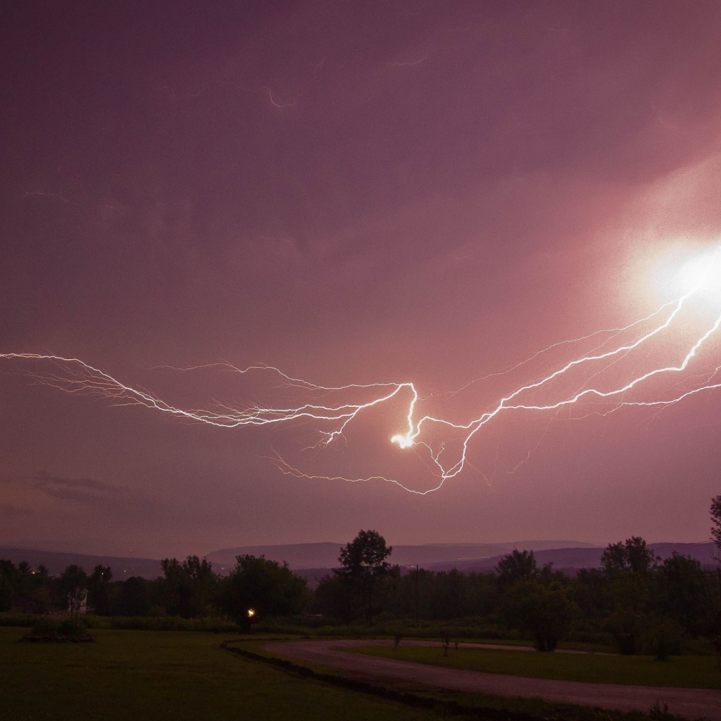 Молния над паркам