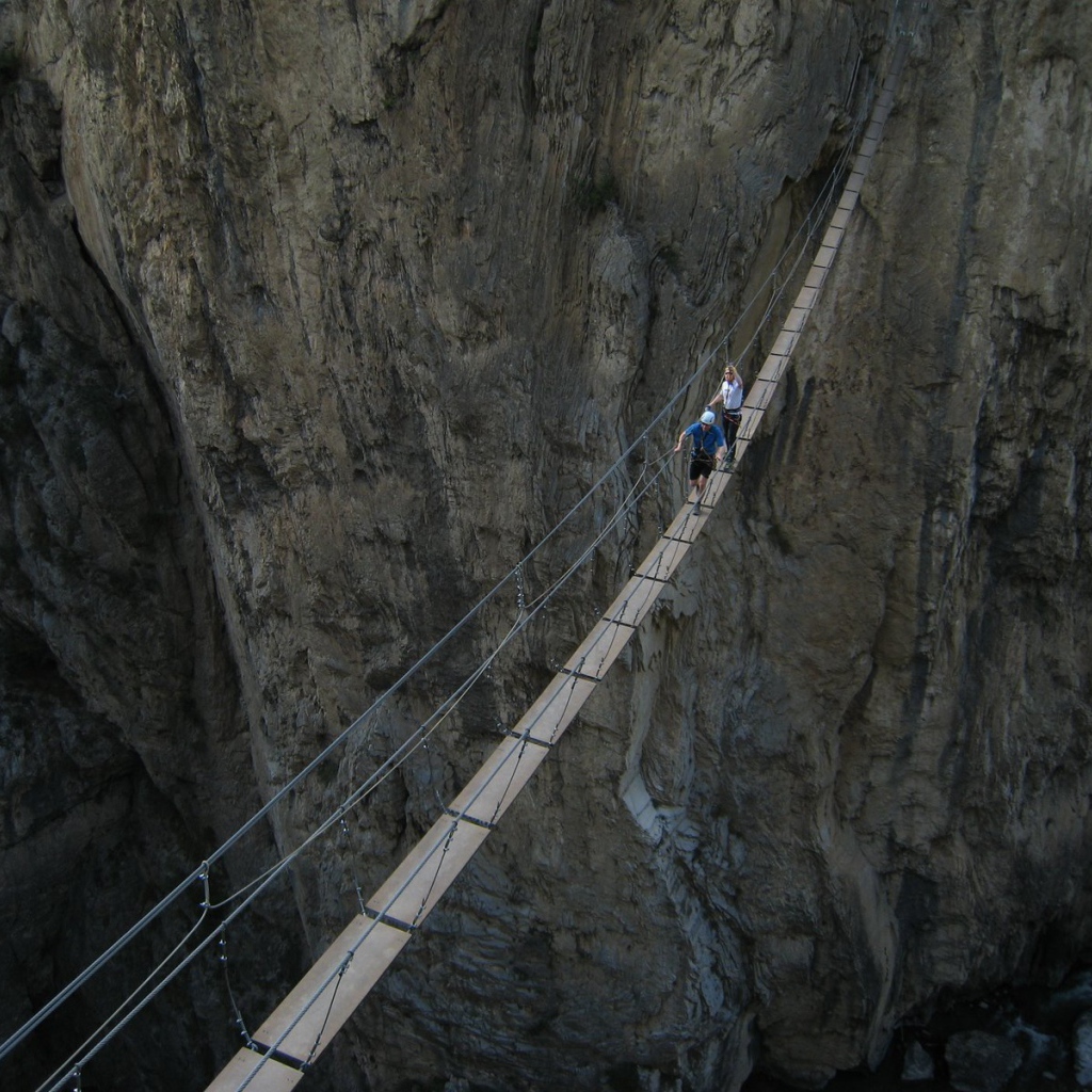 Подвесной мост через пропасть