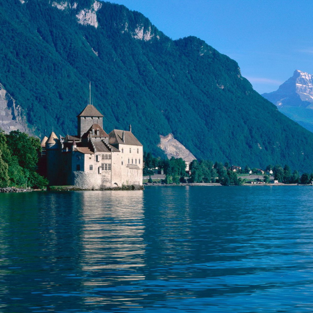 Замок на берегу озера в горах