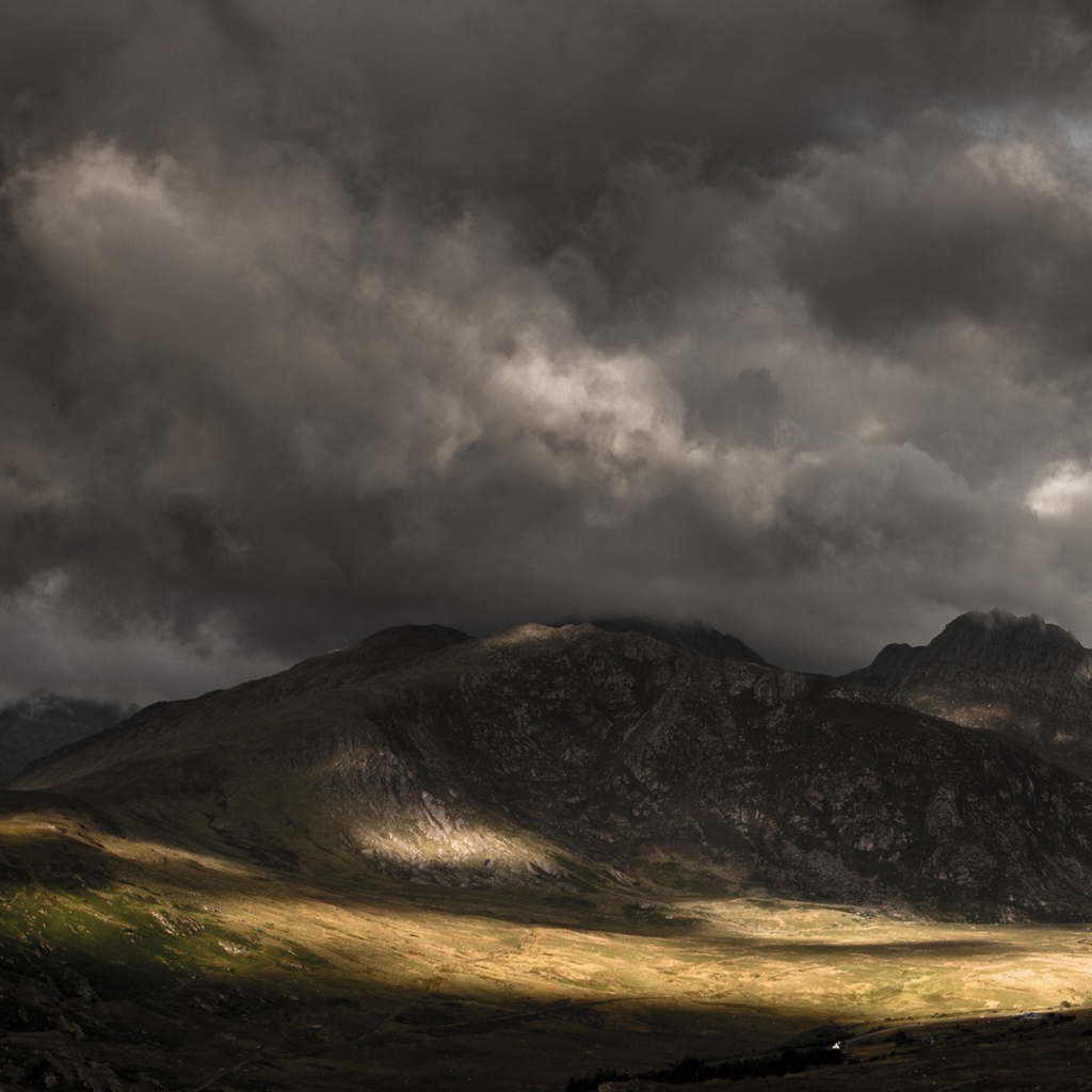 Мрачные тучи над горами