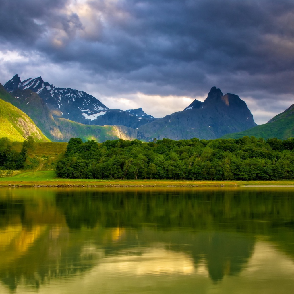 Зеленая долина в горах