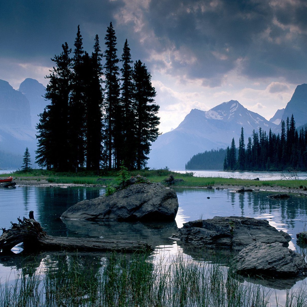 Горный пейзаж с озером