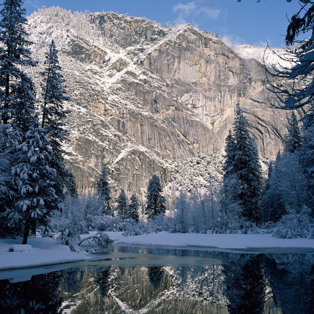 Горные вершины в снегу