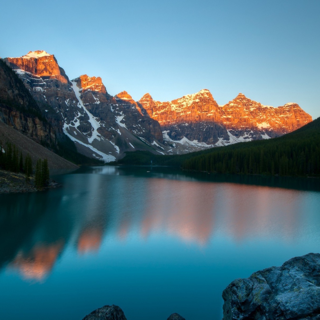 Горное озеро на рассвете