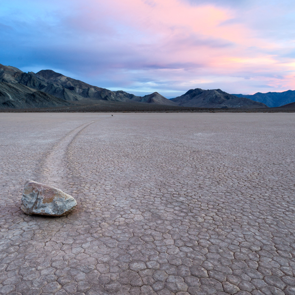 Фотография камня на фоне гор