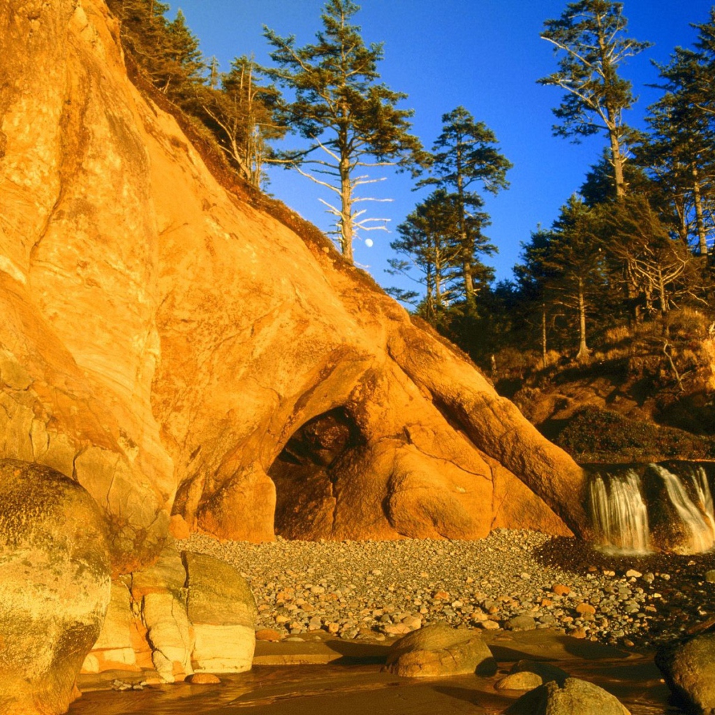 Скала с пещерой