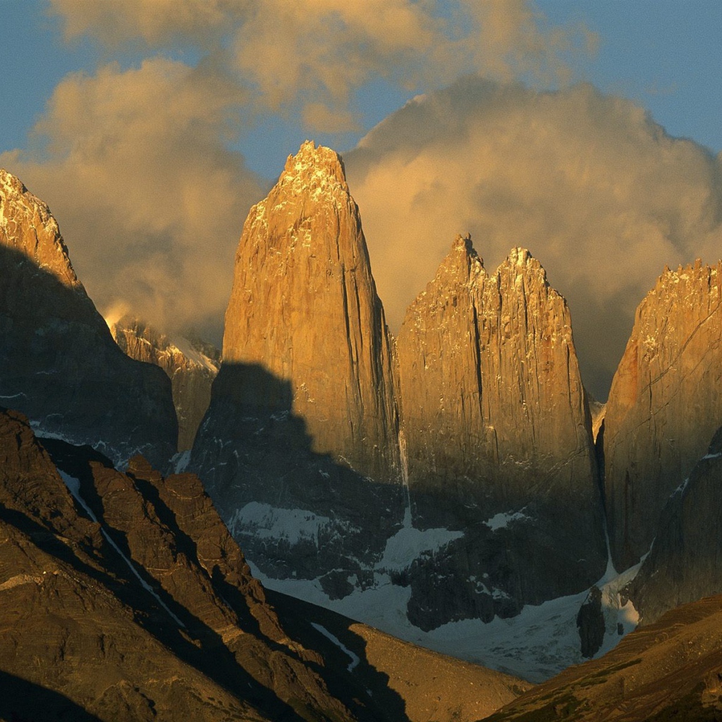 Скалы освещенные солнцем