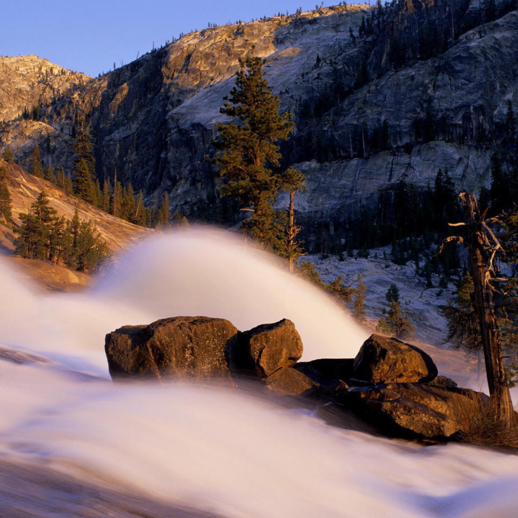 Снежная лавина в горах