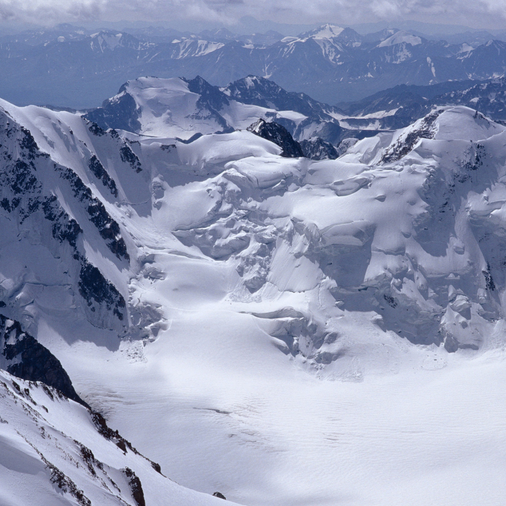 Снег сползает с гор