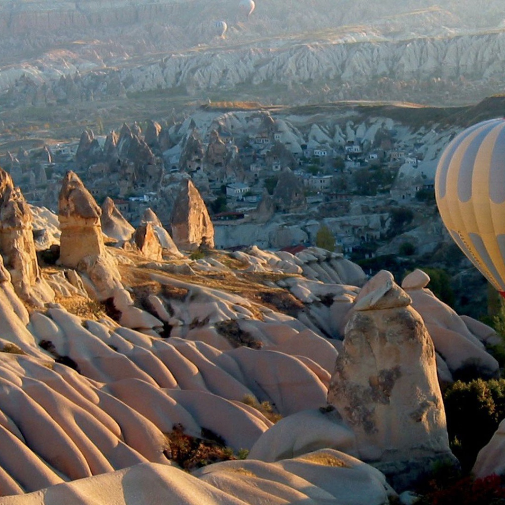 Воздушный шар над скалами