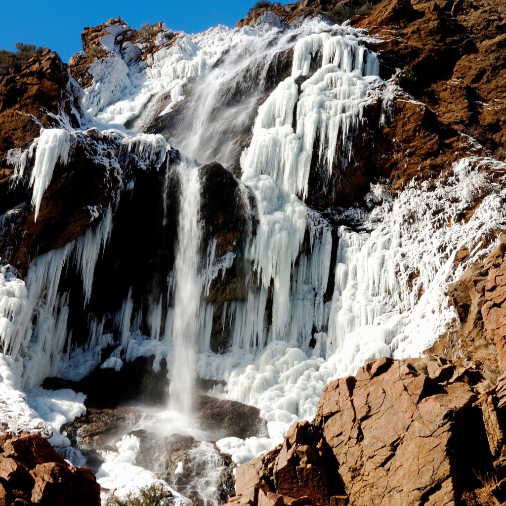 Ледяной водопад в горах