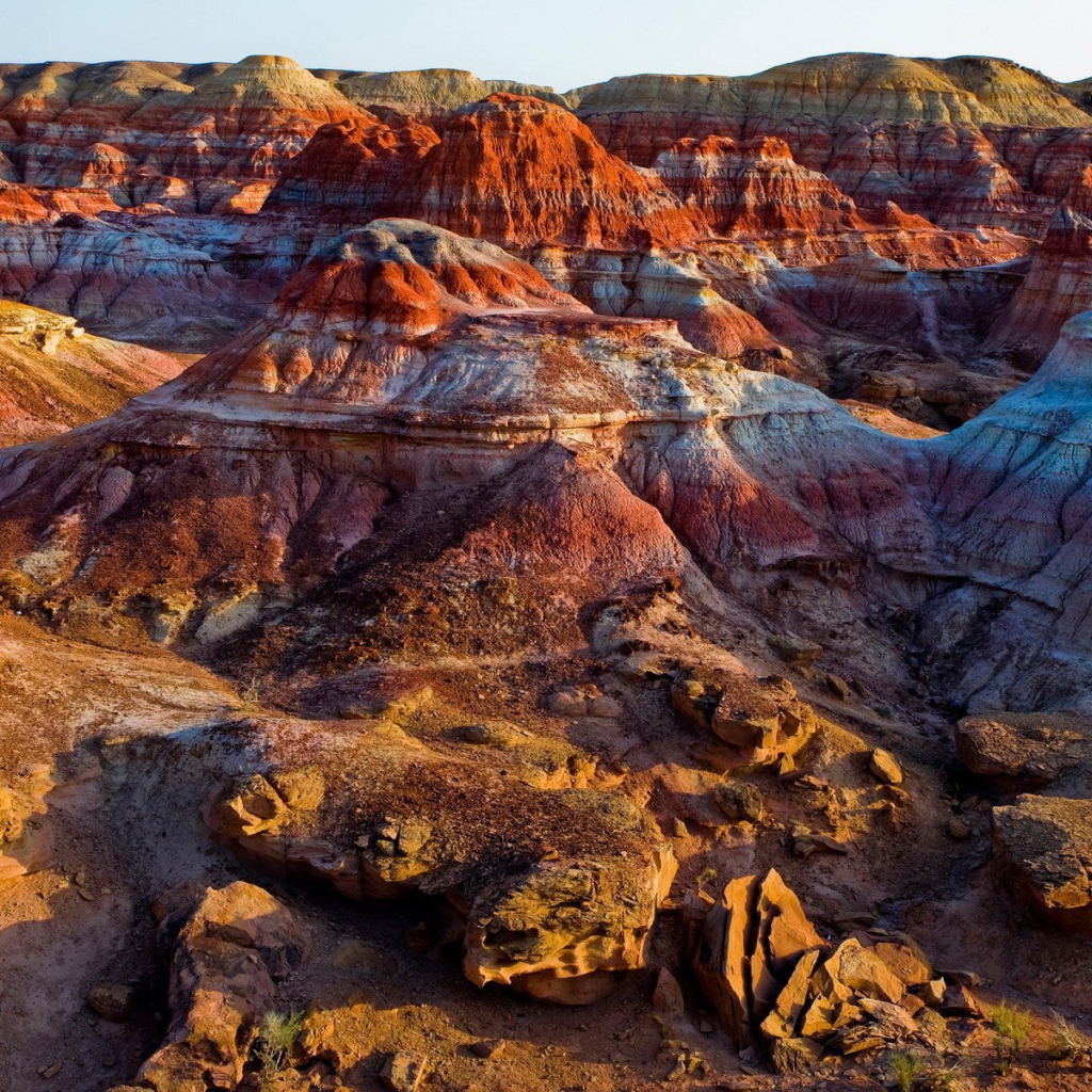 Пейзаж из разноцветных гор