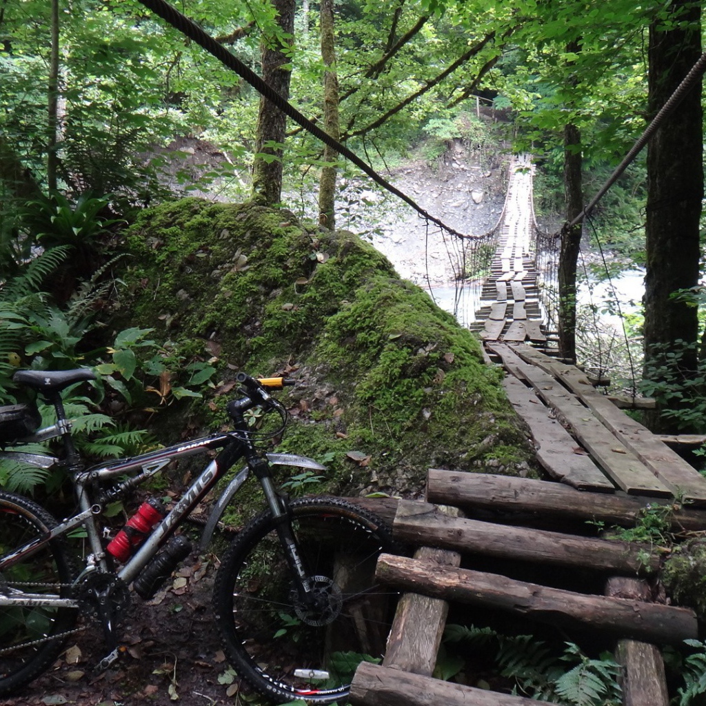 Велосипед оставлен у моста