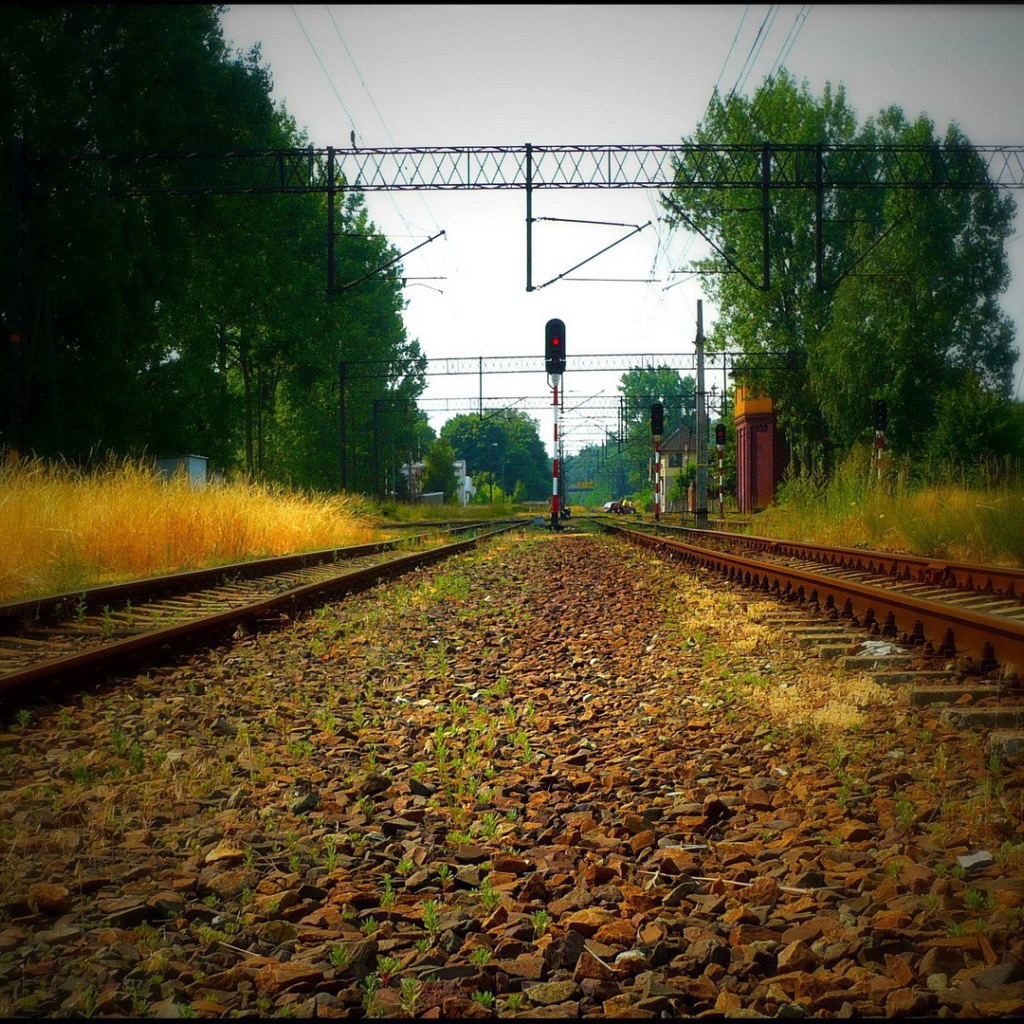 Железнодорожные пути вечером