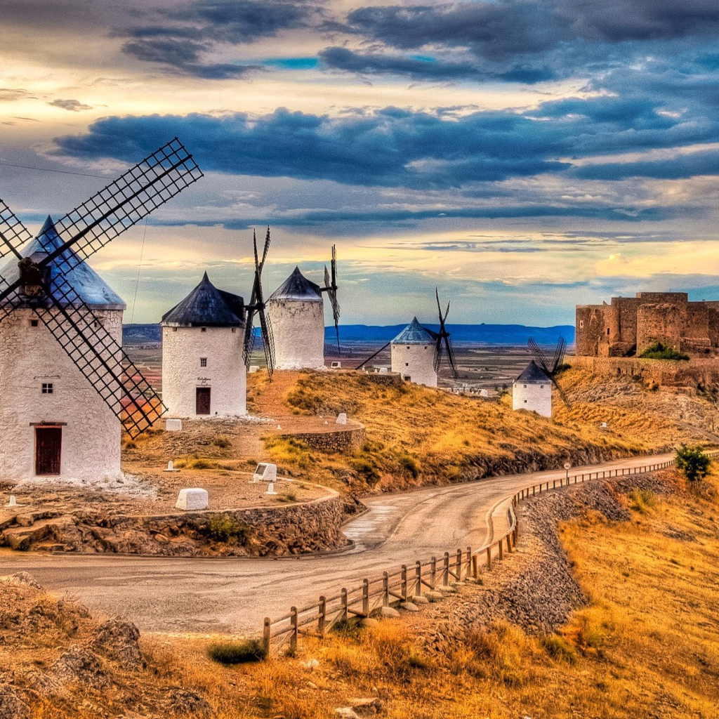 Ветряные мельницы около дороги