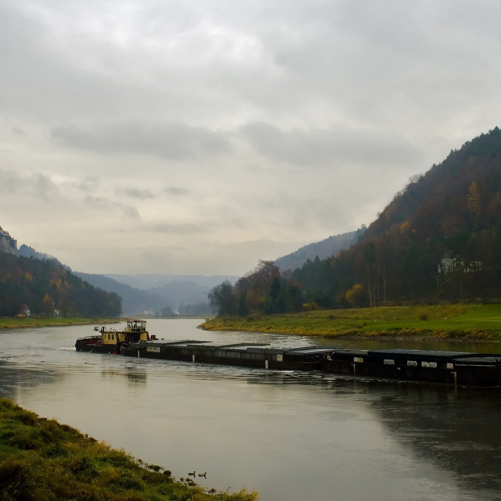 Баржа на реке