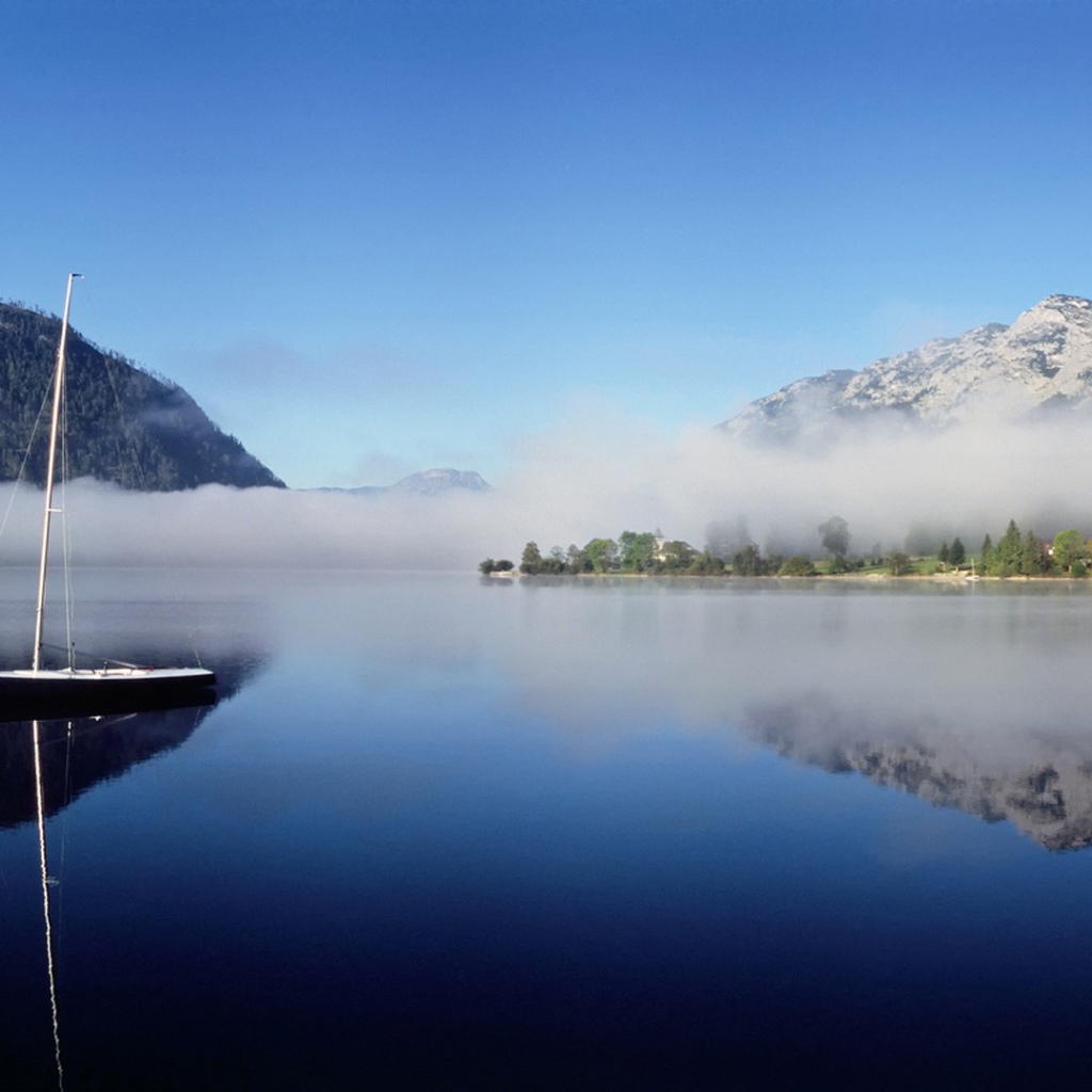 Голубое озеро с лодкой