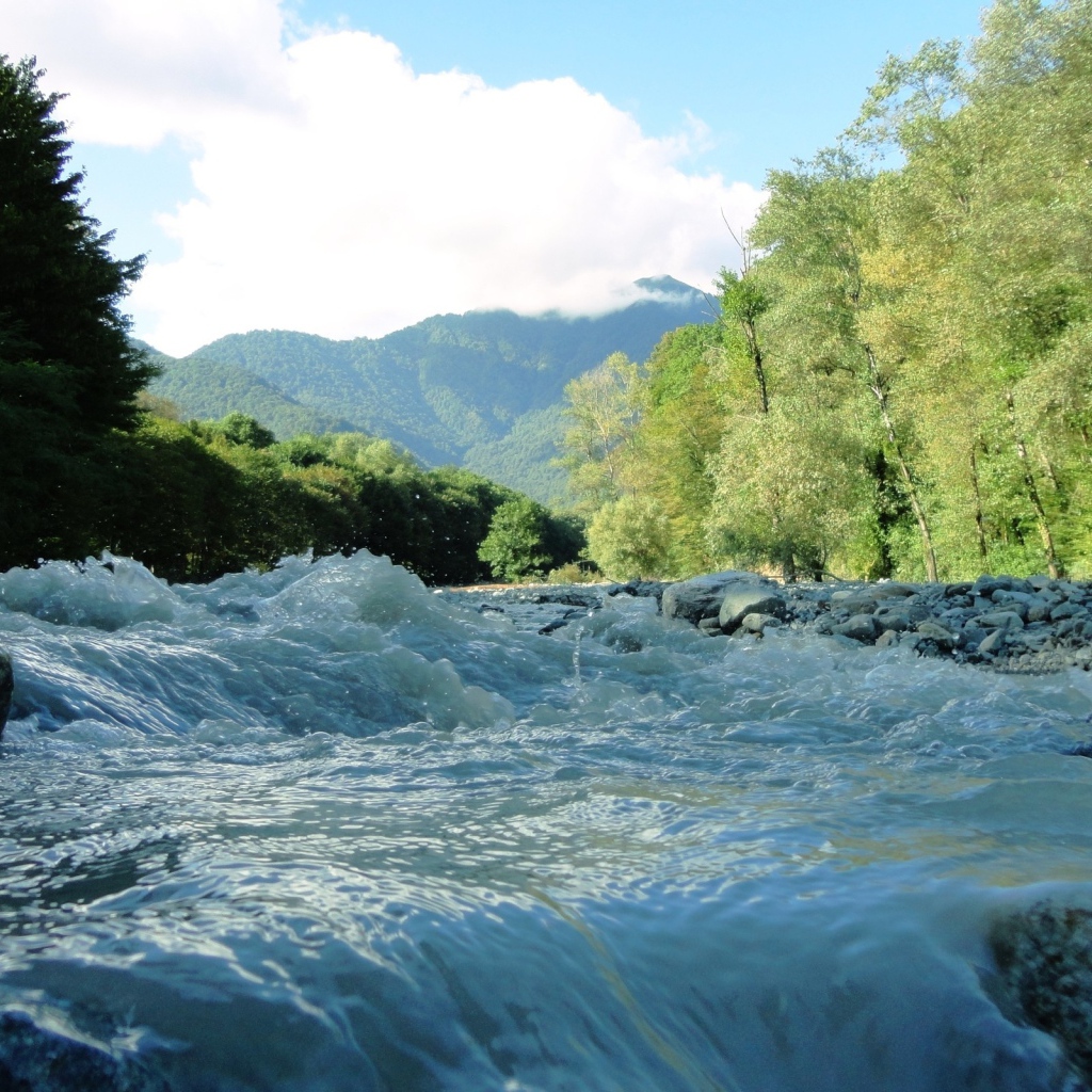 Бурлящие потоки горной реки