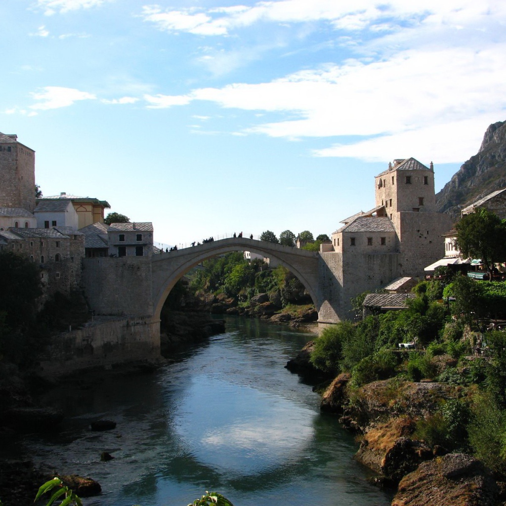 Крепость с мостом через реку