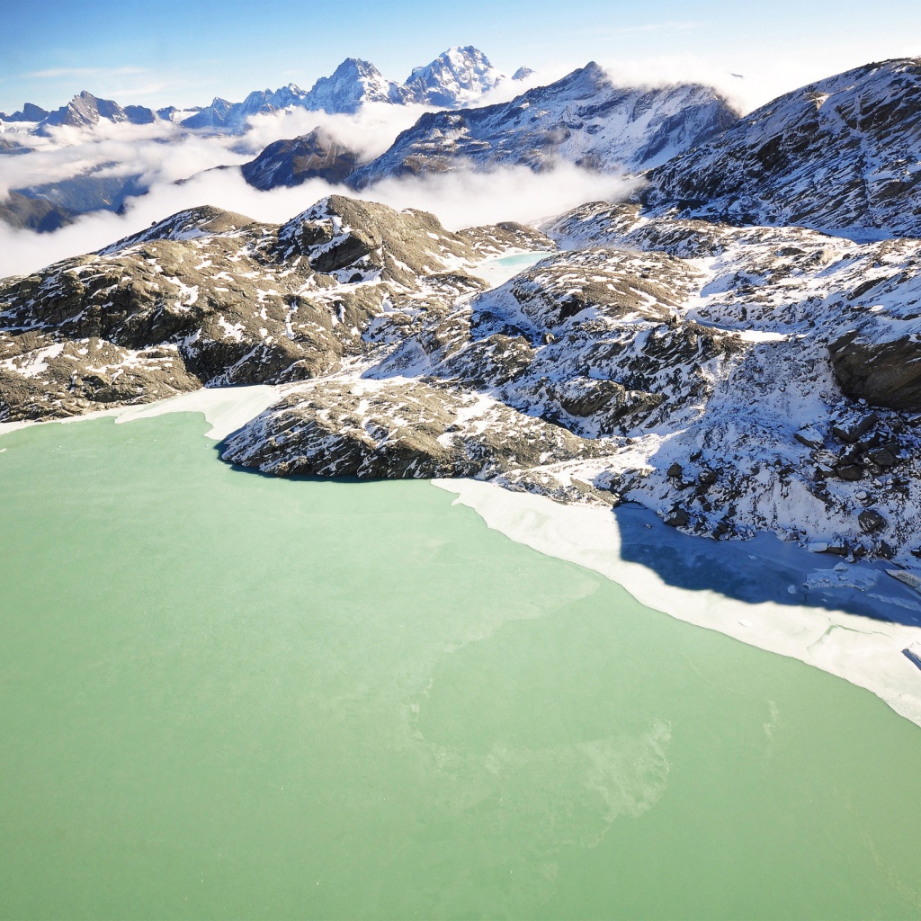 Озеро среди гор