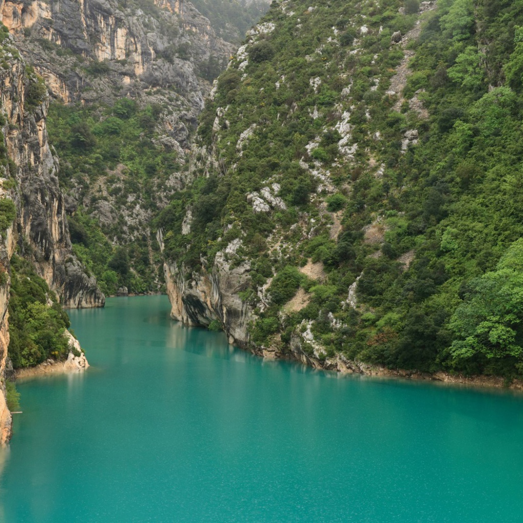 Озеро в ущелье