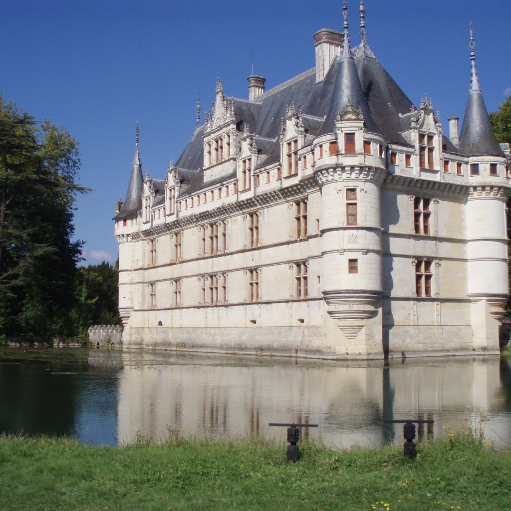 Храм окруженный водой