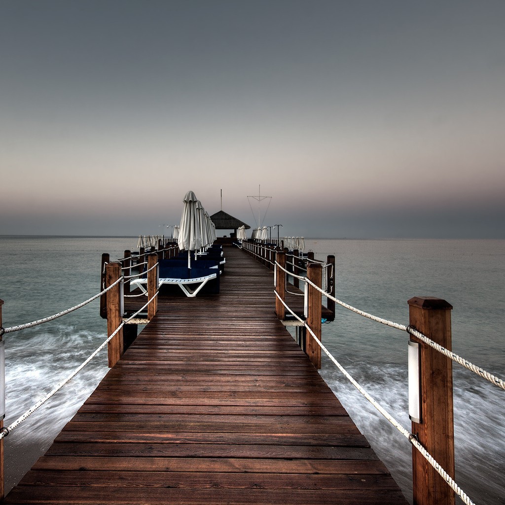 Деревянный мостик в море для отдыха