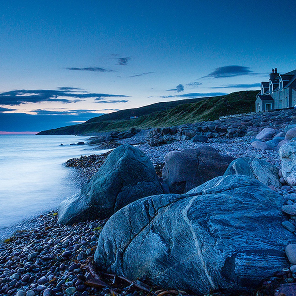 Костел на каменистом берегу