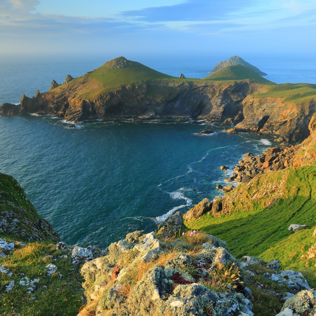 Зеленый мыс и туманная даль моря