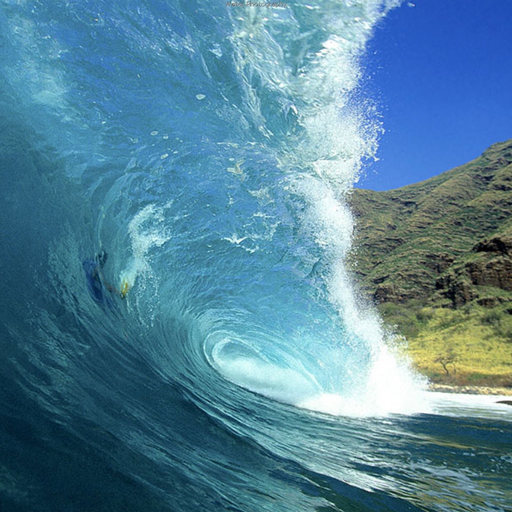 Человек в волне