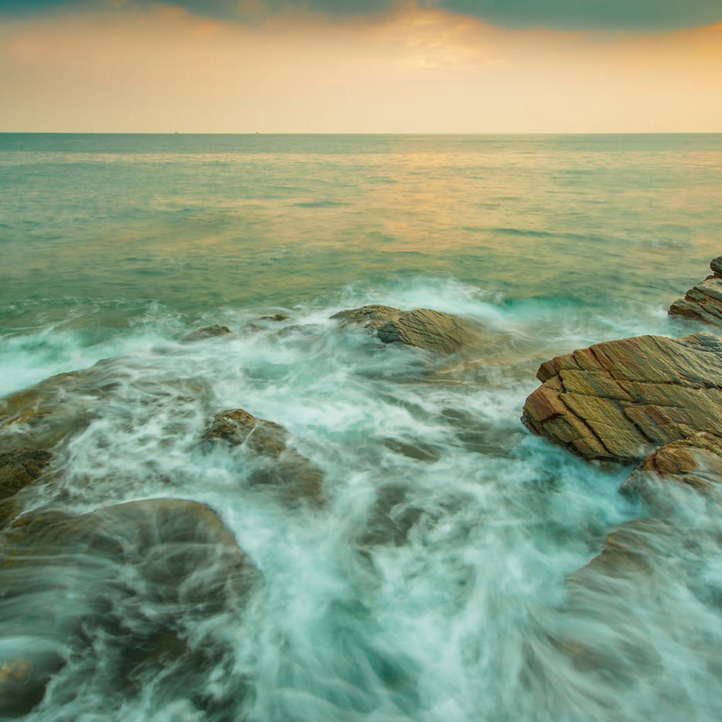 Морские волны на камнях