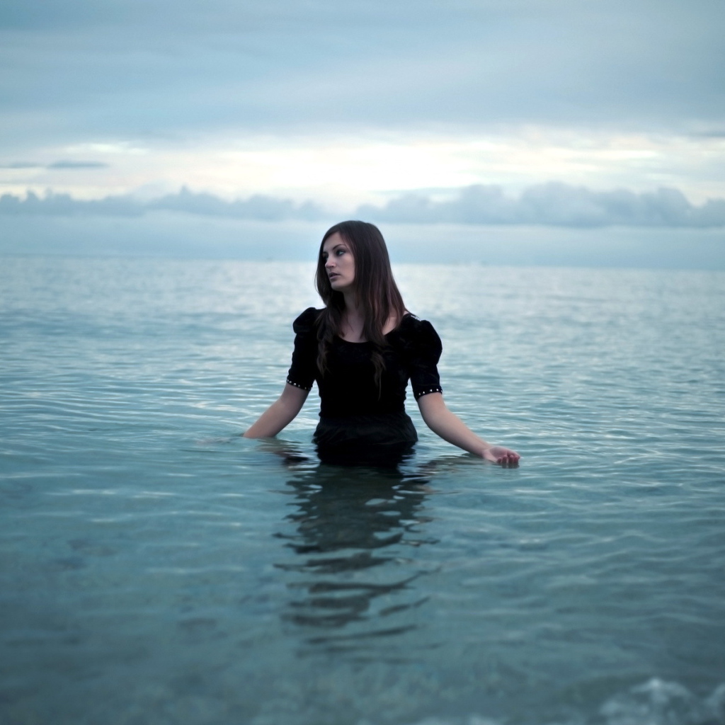 Девушка выходит из моря